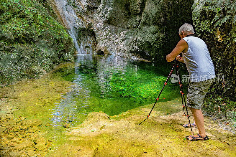 成人徒步旅行者冒险徒步通过峡谷与奇妙的瀑布，Gačnik, Soča河，Primorska，朱利安阿尔卑斯。斯洛文尼亚、欧洲
